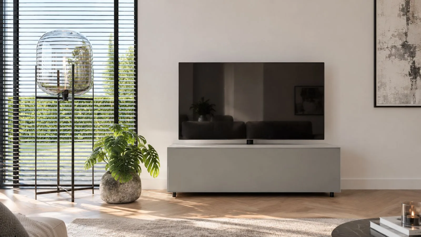 Mika 140 in light grey op de ronde poten, met de tv op de beugel