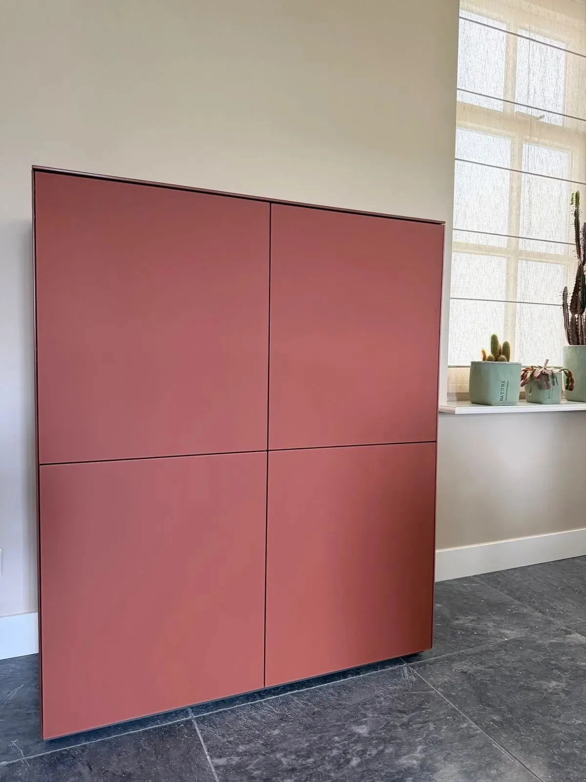 Mika highboard met vier draaideuren in een warme roodbruine kleur